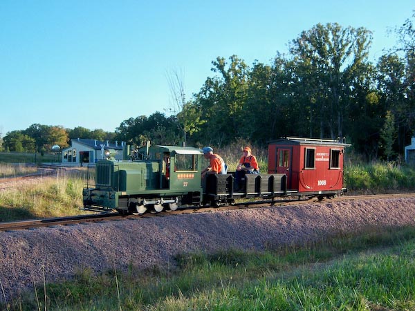 087_#27 pulling the work caboose around the inner loop